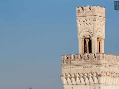 Infine la parte sommitale, caratterizzata da una fascia di merlatura sostenuta da una serie di archetti pensili e dalla loggetta campanaria da quattro bifore per ogni lato